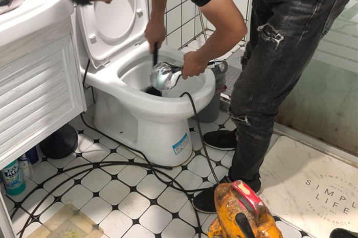 天等马桶堵塞自己疏通还是找师傅?专业上门服务让你省时更省心